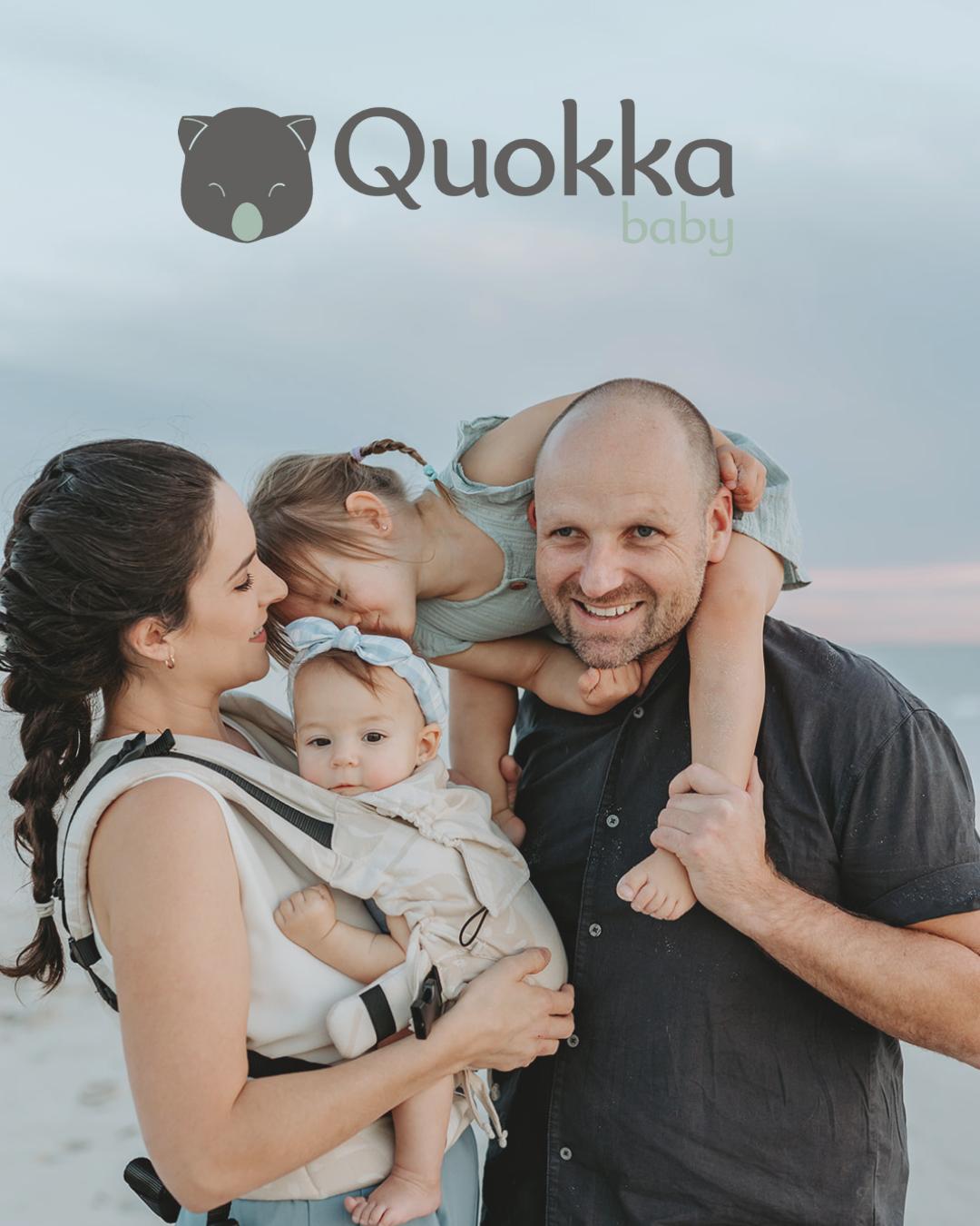 Familia porteanddo en la playa conportabebés ergonómicos evolutivos Quokkababy